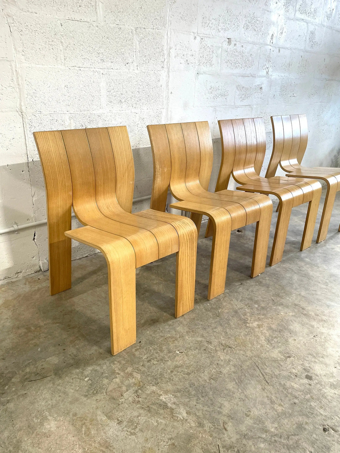 How to Choose the Perfect Mid-Century Chair for Your Living Room