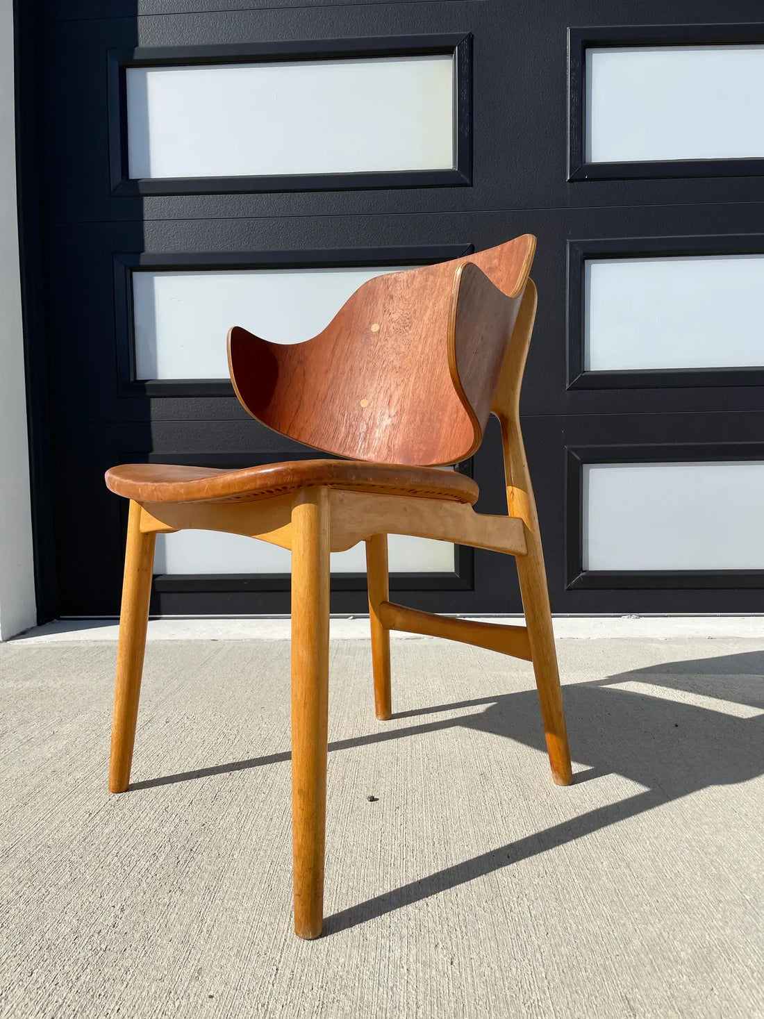 How Mid-Century Furniture Sets the Vibe in Modern Coffee Shops